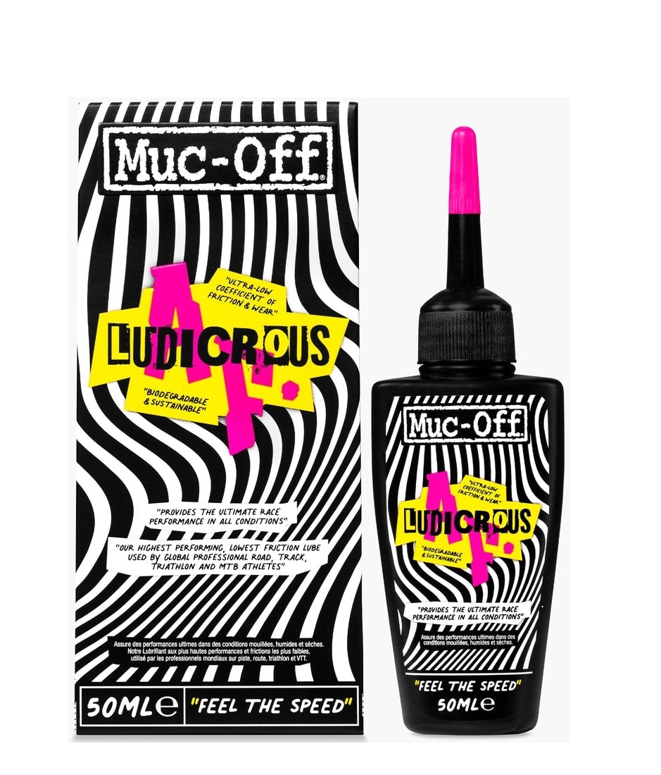 Muc-Off-Ludicrous-Lube-50ml.jpg Ett produktfoto visar Muc-Off Ludicrous AF kedjeolja. Den svarta förpackningen med iögonfallande design i svart, vitt och rosa står mot en vit bakgrund. Starkt ljus framhäver produktens detaljer.