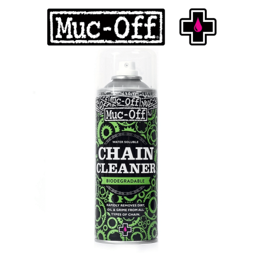 Muc-Off Bio Chain Cleaner 400 ml, en aerosolflaska med grön design och svarta kedjemönster. Produktens namn är tydligt framhävt, och den utlovar snabb rengöring av smuts och olja från alla typer av kedjor. Stämningen är ren och funktionell.