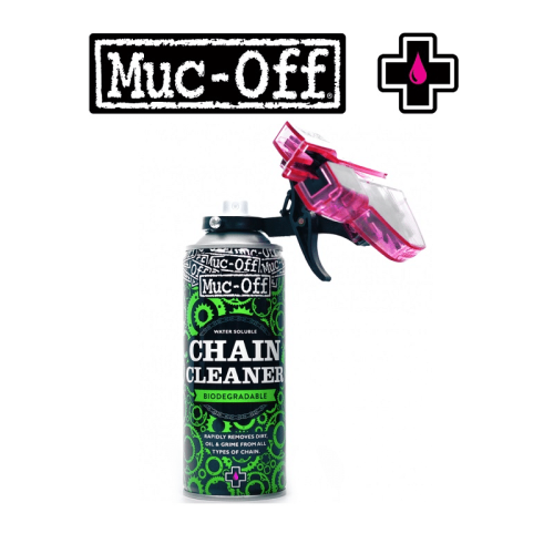 Sprayflaska Muc-Off Chain Cleaner mot en ren vit bakgrund. Flaskans design är grön och svart med detaljerade illustrationer av kedjelänkar och stänkskydd.
