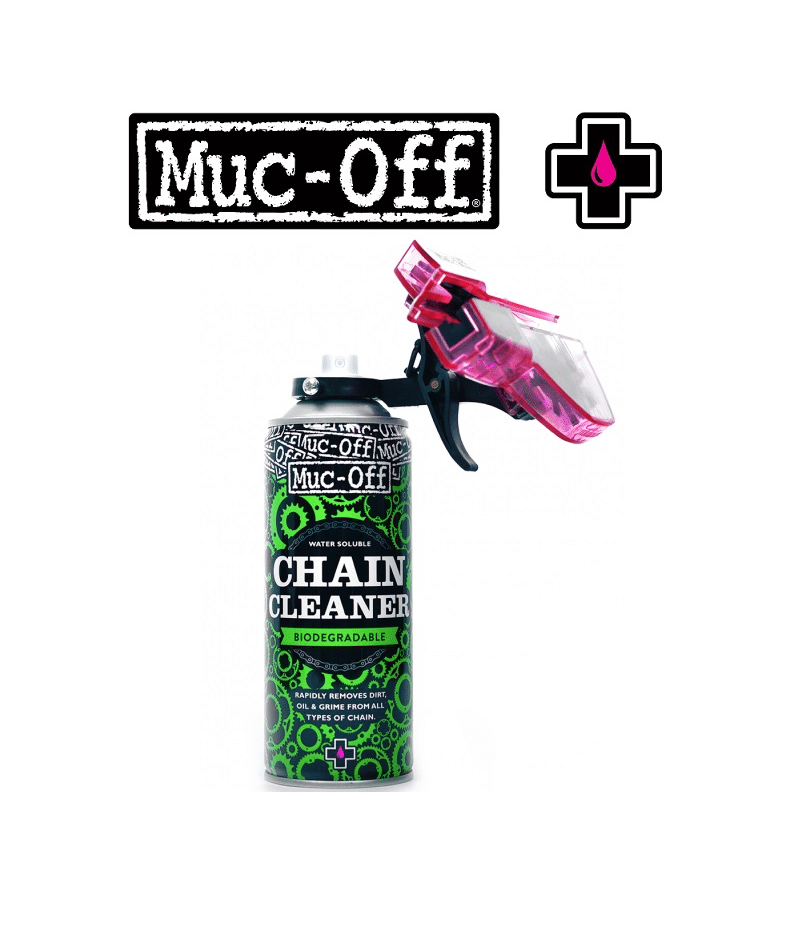 Muc-Off-rengoringssats.png Sprayflaska Muc-Off Chain Cleaner mot en ren vit bakgrund. Flaskans design är grön och svart med detaljerade illustrationer av kedjelänkar och stänkskydd.