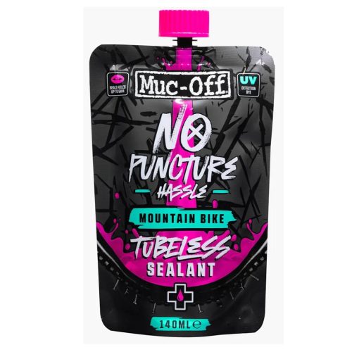 Muc-Off No Puncture Punkteringsvätska 140 ml levereras i en påse med designdetaljer i svart, rosa och blågrönt och en pip med topp.