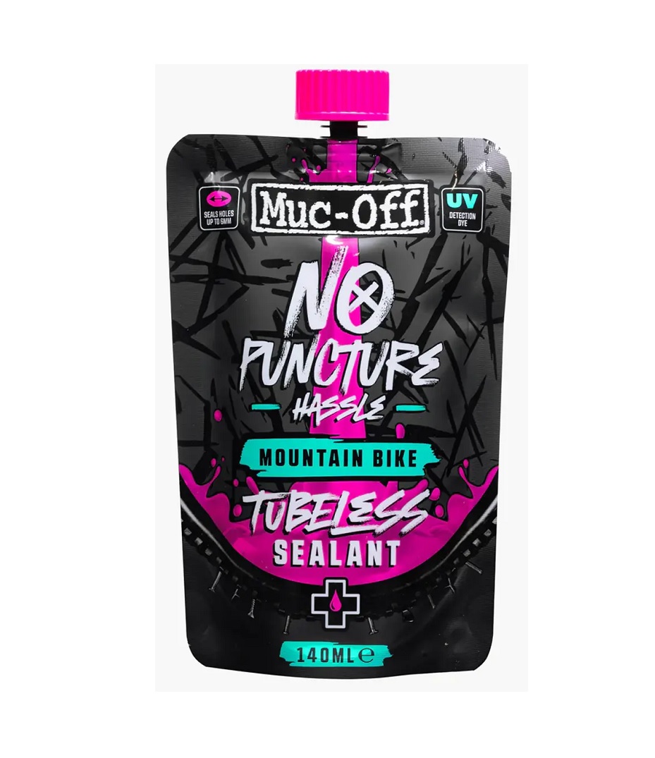 Mucoff-No-Punctur-MTB-140 Muc-Off No Puncture Punkteringsvätska 140 ml levereras i en påse med designdetaljer i svart, rosa och blågrönt och en pip med topp.