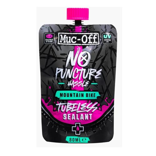 En 140 ml påse med Muc-Off No Puncture Punkteringsvätska för mountainbikes, med vridbart lock, svart förpackning med rosa och vit grafik och en UV-detekterande formula.