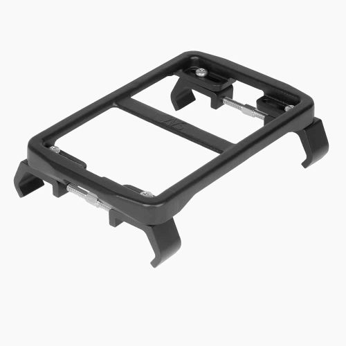 Atran Velo Newrack Uni AVS-adapter är ett svart rektangulärt stativ av plast och metall, med fyra upphöjda ben och låsmekanismer på två sidor, som visas mot en vit bakgrund.