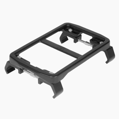 Atran Velo Newrack Uni X-Wide AVS-adapter är en svart, rektangulär plastram med fyra ben och två justerbara metallklämmor, som visas mot en vit bakgrund.