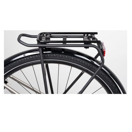En närbild av Atran Velo Newrack universal AVS-adapter, en bakre pakethållare i svart metall som monteras ovanför bakhjulet, med en bakskärm och en liten röd reflex.