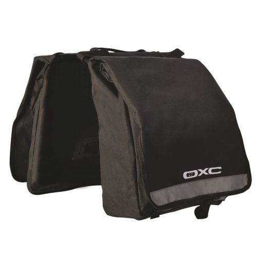 Ett par svarta OXC C20 dubbla cykelväskor (20 l) med klaffstängning, sammanfogade med en tygbro och med OXC-logotyp. Tillverkade av slitstarkt material.