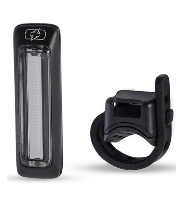 OXC-Ultra-TorchPro-Bak.jpg Baklampa OXC R25 Ultratorch, en rektangulär svart LED-cykellampa med en genomskinlig frontpanel, visas bredvid en separat svart justerbar monteringsrem i gummi.