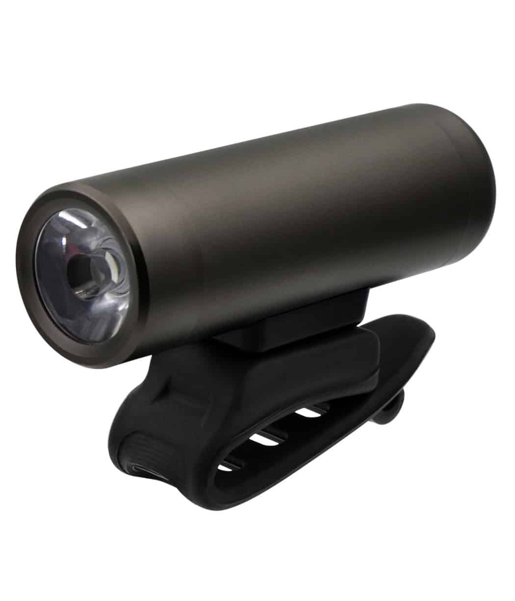 OXC-ultra-fram.jpg Framlampa OXC Ultratorch 400 lumen är en cylindrisk svart cykelstrålkastare med en klar lins, monterad på ett svart gummifäste med en rem för enkel fastsättning på styret.