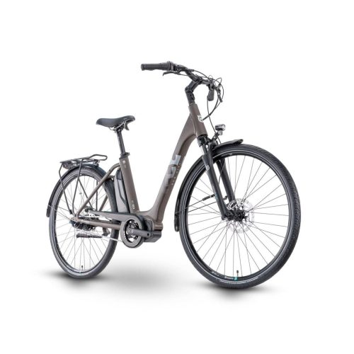 En brun Husqvarna Eco City elcykel står i studioljus mot en vit bakgrund. Cykeln har skärmar, pakethållare och ett integrerat batteri, vilket ger den ett modernt och praktiskt utseende.