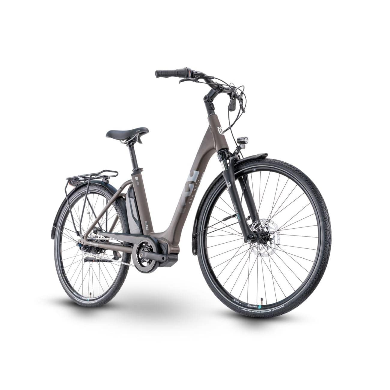 PHO-BIKE-PERS-REVO-HQV-21-EcoCity-EC2-26inch-bronze-white-matt-oblique-web-SALL-AWSG-V1.jpg En brun Husqvarna Eco City elcykel står i studioljus mot en vit bakgrund. Cykeln har skärmar, pakethållare och ett integrerat batteri, vilket ger den ett modernt och praktiskt utseende.