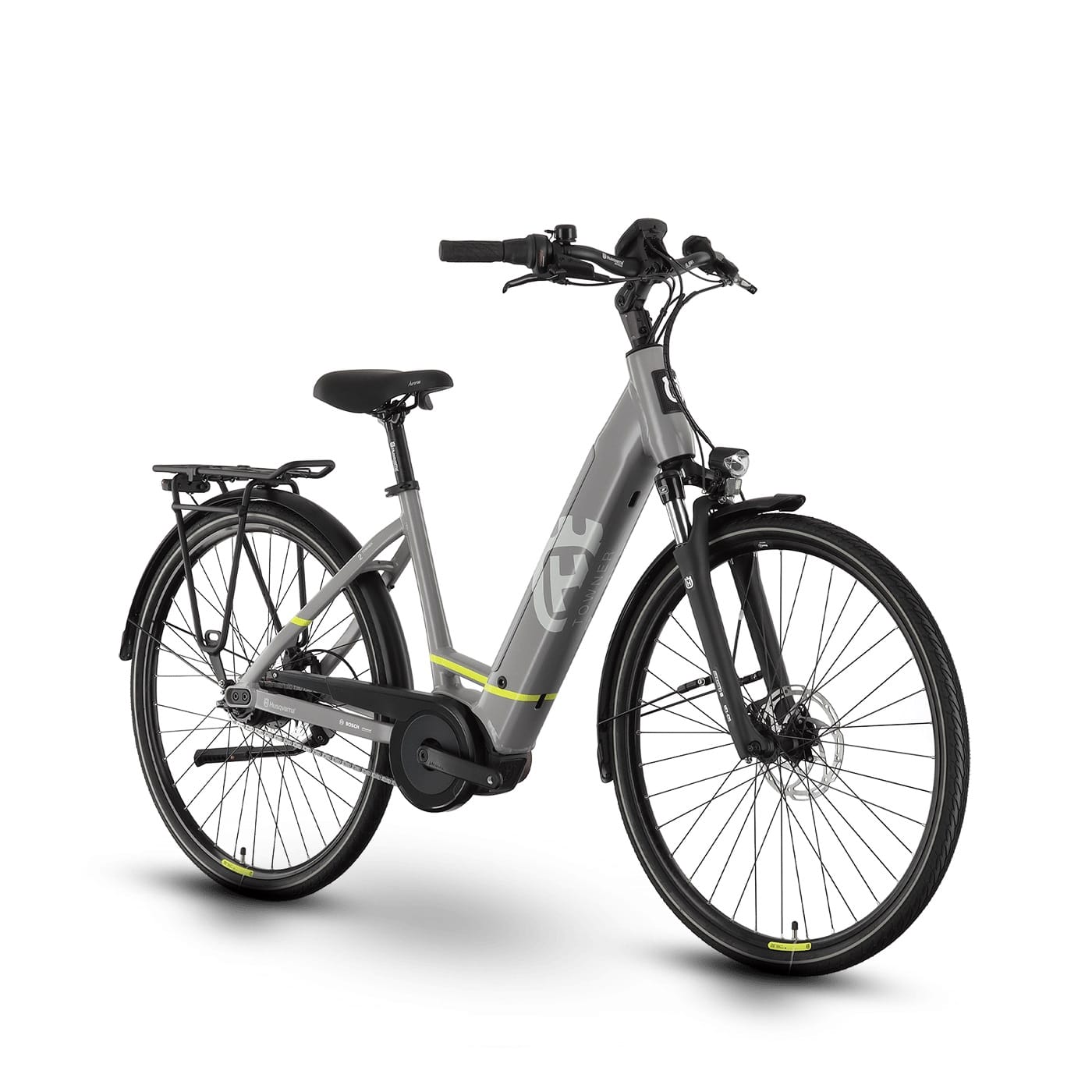 PHO_BIKE_PERS_REVO_HQV-23-Towner-2-Nexus-wave-lightgrey_SALL_AEPI_V1.jpg En grå Husqvarna elcykel står i ett studioljus med en lätt skugga under. Detaljer inkluderar pakethållare, framlampa och gul dekor på ramen.