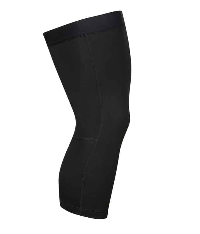PI-knavarmare.jpg Pearl Izumi Elite Thermal knävärmare, en svart stretchig knävärmare, visas på en vit bakgrund som visar en sidovy av knäet plus en del av låret och vaden.