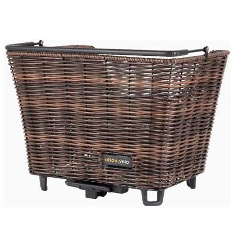 En brun rektangulär Cykelkorg Atran Velo Picnic 24 L (AVS) cykelkorg har svarta monteringsdetaljer i botten och en liten "Atran Velo"-etikett på framsidan.