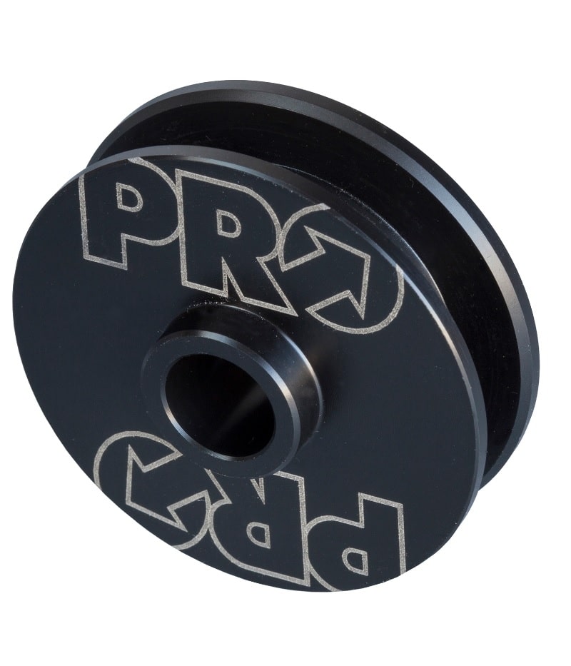 PRAC0078-pro.jpg Svart Pro Dummy nav med silverfärgade logotyper, avsett för användning vid underhåll av cyklar. Stämningen är professionell och detaljerad med skarpa linjer och bra ljus.