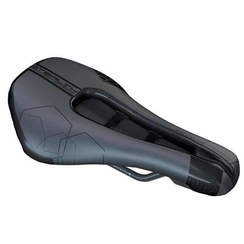 Närbild av en grå Pro Stealth Offroad-cykelsadel med subtila geometriska mönster och "STEALTH" text. Jämn belysning framhäver formen och detaljerna i sadeln mot en neutral bakgrund.
