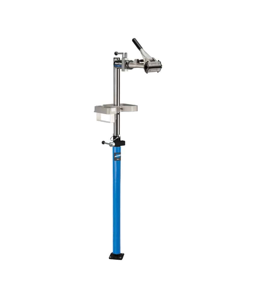 PRS-3.3-1_baseless.jpg MekställPark Tool PRS-3.3 i verkstadsmiljö. Stativet är blått och silverfärgat med en justerbar klämma högst upp. Detaljerad bild med bra ljus och skärpa