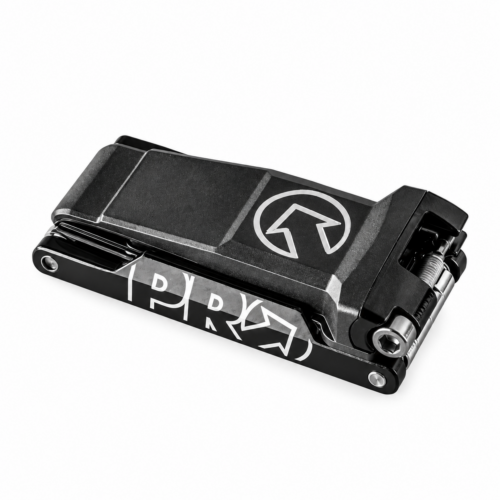 Svart Multiverktyg Pro 22F Performance, ett hopfällbart multiverktyg i aluminium med en vit logotyp på sidan och ett emblem i form av en cirkulär pil på ovansidan.