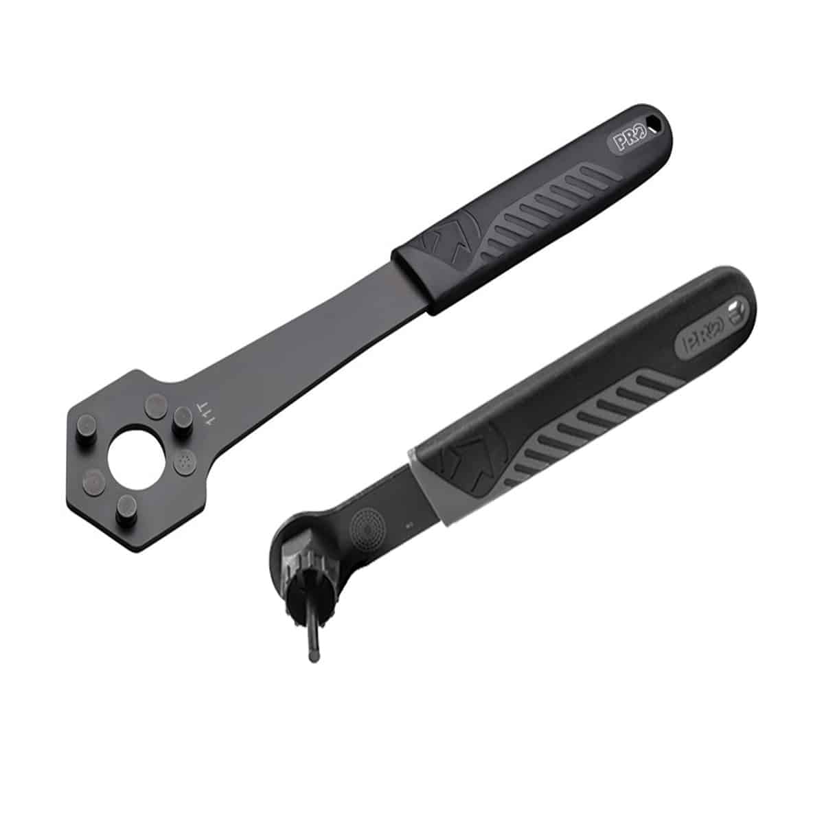PRTL0149.jpg Två mörka verktyg, en kassettspärr och en kassettavdragare, ligger diagonalt mot en ljus bakgrund. Verktygen från PRO har ergonomiska handtag och tydliga funktionella detaljer.