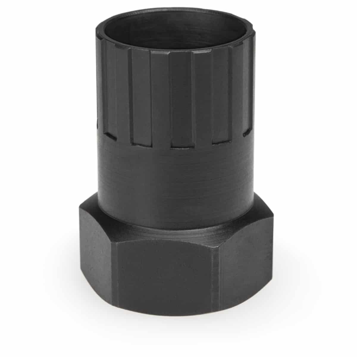 PTFR13.jpg Park Tool FR-1.3 frihjulsavdragare i svart metall. Cylinderform med inre spår, avsmalnande till en sexkantig bas. Studioljus framhäver metallens textur och form.