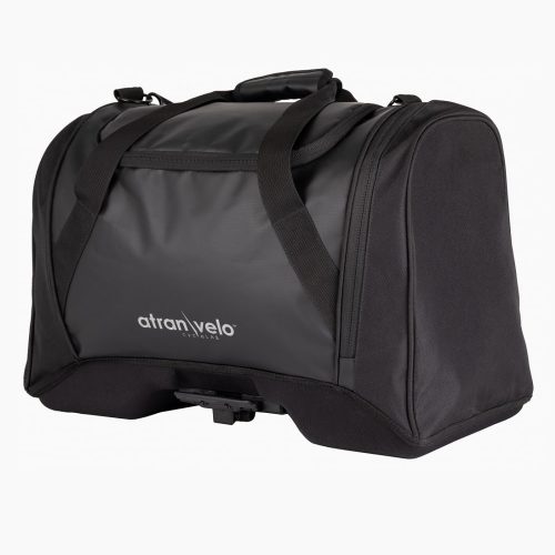 Cykelväska Atran Velo Pulse Duffel 36L, AVS är en svart och grå duffelväska med korta handtag, axelrem, dragkedjeförsett huvudfack, robust botten och "atran velo"-logotyp på framsidan.