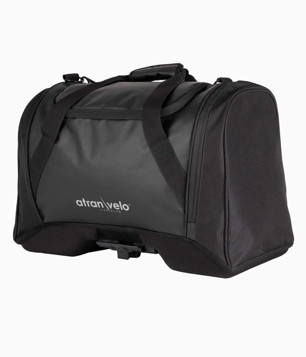 PULSE-BLACK-w.jpg Cykelväska Atran Velo Pulse Duffel 36L, AVS är en svart och grå duffelväska med korta handtag, axelrem, dragkedjeförsett huvudfack, robust botten och "atran velo"-logotyp på framsidan.
