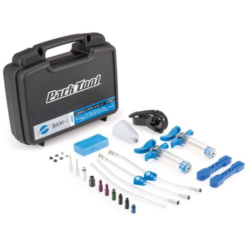 Park Tool BKM-1.2 bromsrensningssats för mineraloljor visas i en väska, med sprutor, slangar och nipplar utspridda bredvid, i en välbelyst studiofotografering.