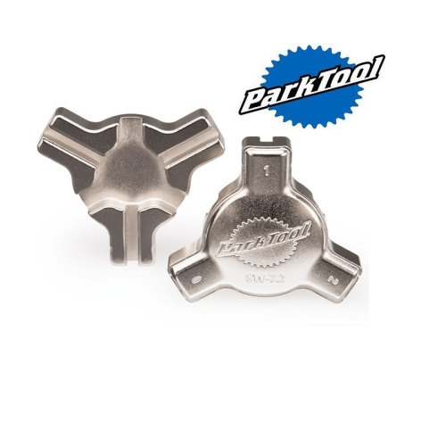 Två ekernycklar, Park Tool SW-7.2, i silvermetall mot vit bakgrund. Verktygen har tre öppningar. Park Tools logotyp syns i övre högra hörnet. Klar, jämn belysning.