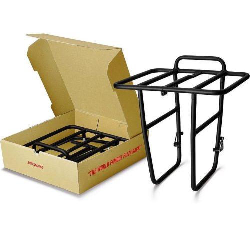 Ett svart cykelställ, ”The world famous pizza rack!”, presenteras både monterat och i sin öppna kartong märkt ”Specialized”. Ljuset är starkt och detaljerna tydliga.