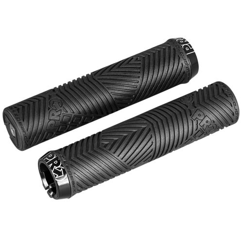 Två svarta Pro Dual Lock Sport handtag med djärva geometriska mönster, liggande på en vit yta. Belysningen framhäver greppens textur och detaljer, vilket ger en tydlig och professionell produktbild.