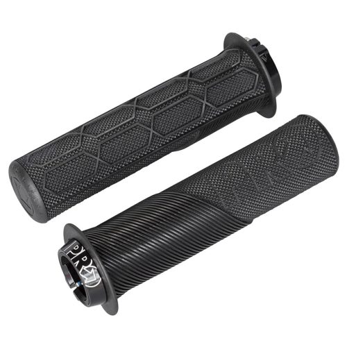 Två svarta Pro Lock On Trail-handtag med fläns, arrangerade diagonalt. Det övre handtaget har ett hexagonalt mönster, det nedre har räfflor och Pro-loggan. Neutral bakgrund, jämnt studioljus.