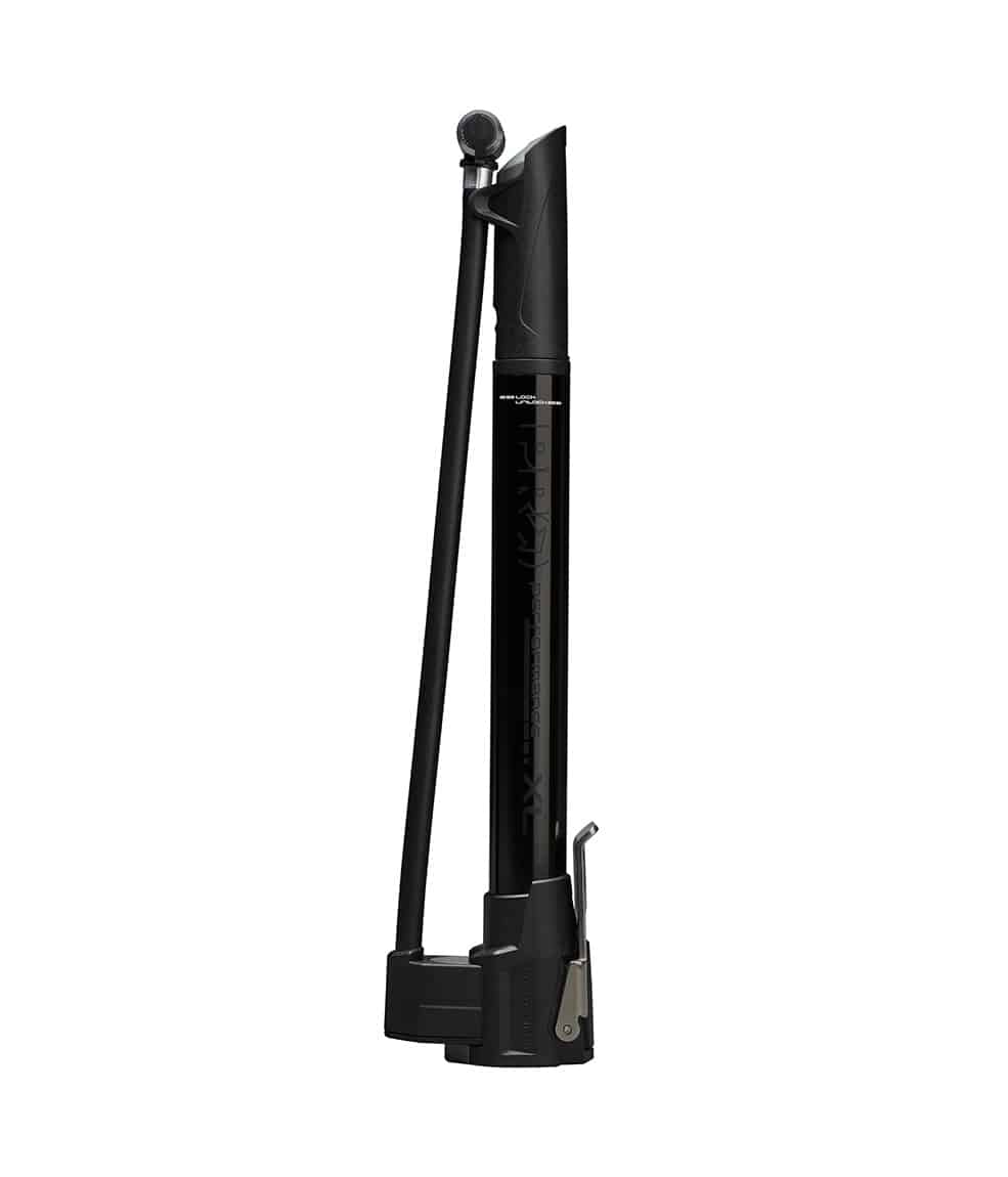 Pro-Performance-XL-pop-out.jpg Handpump Pro Performance XL Pop Out Minipump, som visas upprätt mot en vit bakgrund, är svart med en tryckmätare, flexibel slang och metallspak vid basen. Den blåser upp till 11 bar.