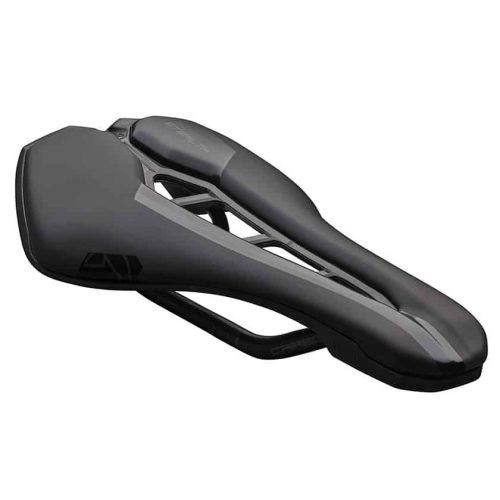 Detaljerad bild av en svart Pro Stealth Carbon cykelsadel, belyst för att framhäva dess ergonomiska design och kolfiberstruktur. Perfekt för landsvägscykling och triathlon.
