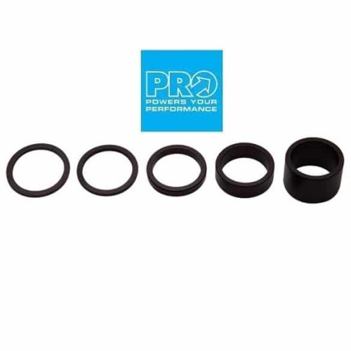 Fem svarta 1 1/8"-distanshållare i aluminium (Distanser 5st Pro Spacerset) är uppradade under en blå fyrkantig logotyp med texten "PRO POWERS YOUR PERFORMANCE" och en stiliserad pil.