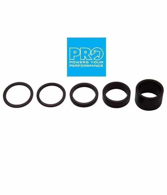 Pro-Spacer-set-Alu.jpg Fem svarta 1 1/8"-distanshållare i aluminium (Distanser 5st Pro Spacerset) är uppradade under en blå fyrkantig logotyp med texten "PRO POWERS YOUR PERFORMANCE" och en stiliserad pil.