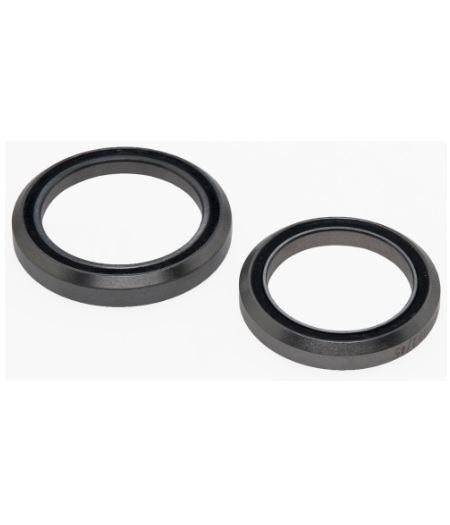 Pro-Styrlager-0004 Två svarta runda gummitätningar, Styrlager PRO 1 1/8" (41,8 x 7 x 30,2 mm) och 1 1/4" (46,8 x 7 x 34 mm), visas sida vid sida mot en vit bakgrund.