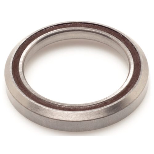 En närbild av Styrlager PRO O:46.8/I:34/H:7mm metallring med brun inre tätning, mot en vit bakgrund.