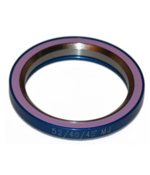 En närbild av Styrlager PRO Hybrid O:51.8/I:40/H:8mm lagerring med lila och blå färger, graverad "52/40/45° MJ" på ytterkanten, mot en vit bakgrund.