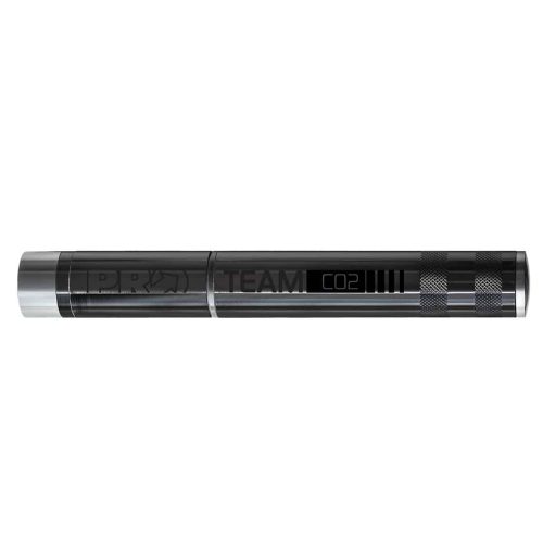 Handpump Pro Team CO2 combo Minipump är en svart, cylindrisk uppblåsare med silverfärgade ändar, räfflade greppsektioner, "TEAM CO2"-text och en hästlogotyp. Den har texturerade och släta ytor för bättre grepp och kan blåsa upp till 8,5 bar.
