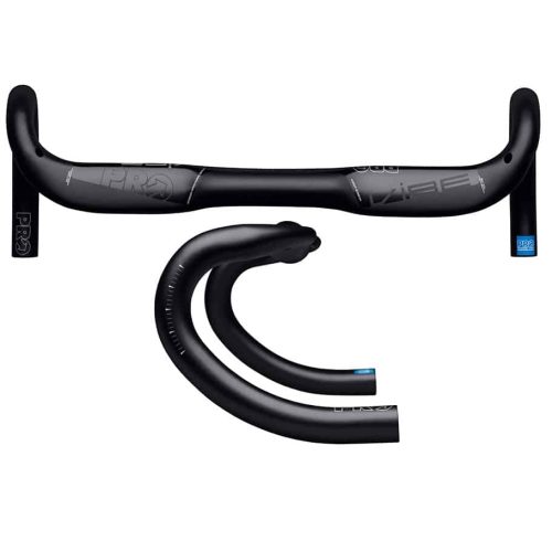 Ett aerodynamiskt PRO Vibe Aero Alu Compact racerstyre visas i svart. Det detaljerade fotot framhäver styrets form och textur, med god belysning som accentuerar dess konturer.