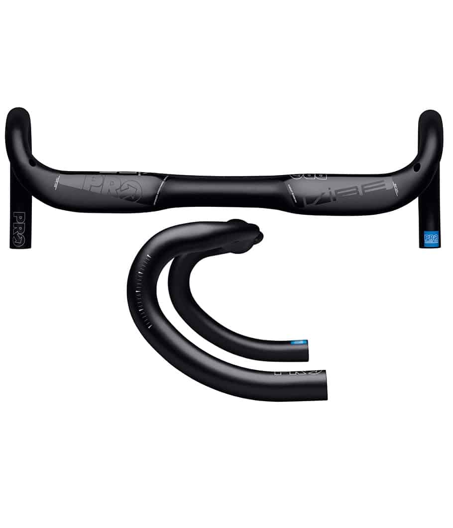 Pro-Vibe-Aero-aluminium-compact-oversize.jpg Ett aerodynamiskt PRO Vibe Aero Alu Compact racerstyre visas i svart. Det detaljerade fotot framhäver styrets form och textur, med god belysning som accentuerar dess konturer.