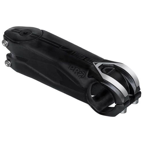 Närbild av en elegant svart Pro Vibe carbon styrstam för racer, med subtila silverdetaljer. Produktfotografering i studio, välbelyst för att framhäva dess kolfiberstruktur och aerodynamiska design.