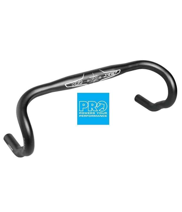 Pro-XLT-0041-Styre.jpg Cykelstyre Pro XLT Anatomic oversize 31,8mm i svart, elegant design med tydliga PRO-logotyper. Studioljus framhäver styrets kurvor och detaljer mot en ren, vit bakgrund.