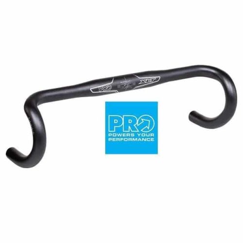 Svart Pro XLT Compact oversize 31,8 mm 42 cm racerstyre mot en vit bakgrund med PROs blå logotyp i förgrunden. Ljuset är jämnt och framhäver styrets form.
