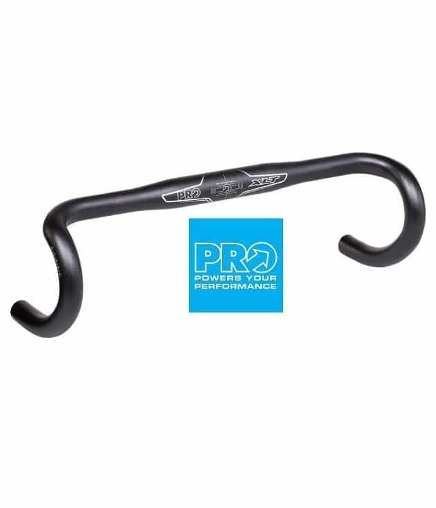 Pro-XLT-0176-Compact-styre.jpg Svart Pro XLT Compact oversize 31,8 mm 42 cm racerstyre mot en vit bakgrund med PROs blå logotyp i förgrunden. Ljuset är jämnt och framhäver styrets form.