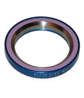En närbild av Styrlager PRO Hybrid, ett cirkulärt metallager med en blå ytterkant med graveringen "41/30,2/45° MJ" och en lila innerring. Storlek:: O:41/I:30,2/H:6,3 mm.