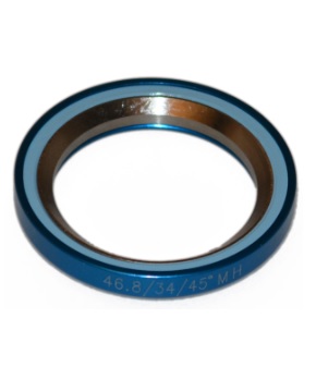 En närbild av Styrlager PRO Hybrid O:46,8/I:34/H:7mm lagerring, med blå och silverfärgad metall med siffror och bokstäver etsade längs den runda, släta och reflekterande ytterkanten.