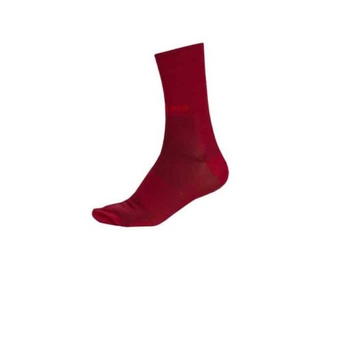 Endura Pro SL Sock II, som visas i rött och sträcker sig från ankeln till mitten av vaden, visas mot en vit bakgrund.