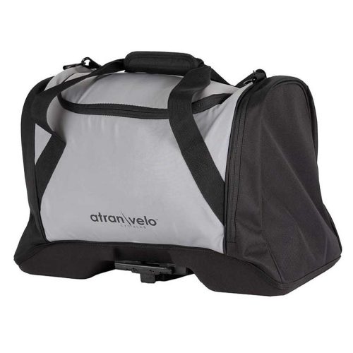 En grå och svart Atran Velo Pulse Duffel 36L cykelväska, fotograferad i bra ljus mot en vit bakgrund. Väskan är av duffelmodell och har en AVS-fästanordning.