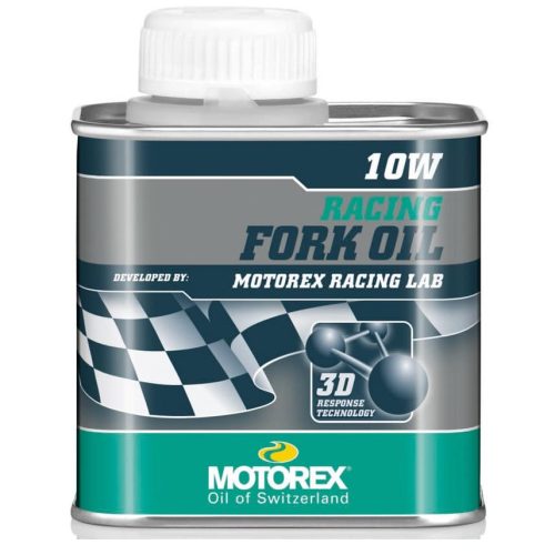 En flaska Gaffelolja Motorex 10 W, med en industriell känsla. Förpackningen är metallisk med färgerna mörkblått, grått och grönt. Etiketten indikerar att det är en racingolja utvecklad av Motorex Racing Lab.